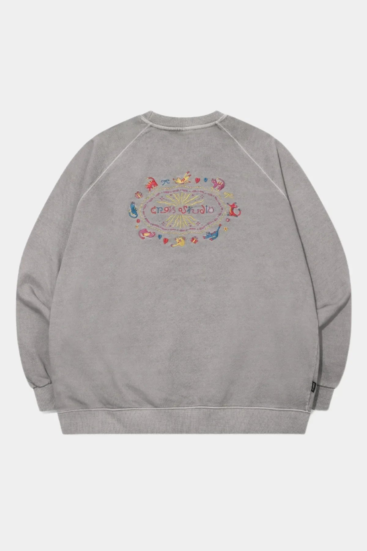 Ghost gray raglan sweatshirt with colorful embroidered cat and heart motif on back