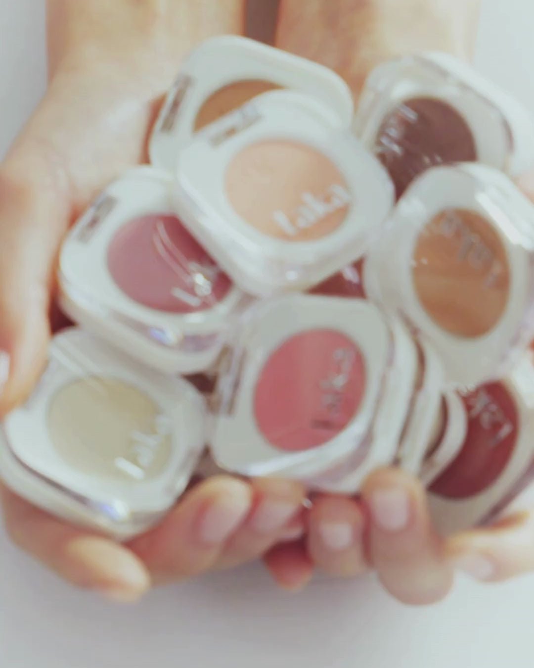 Load video: Mono Eyeshadow (21 Shades)