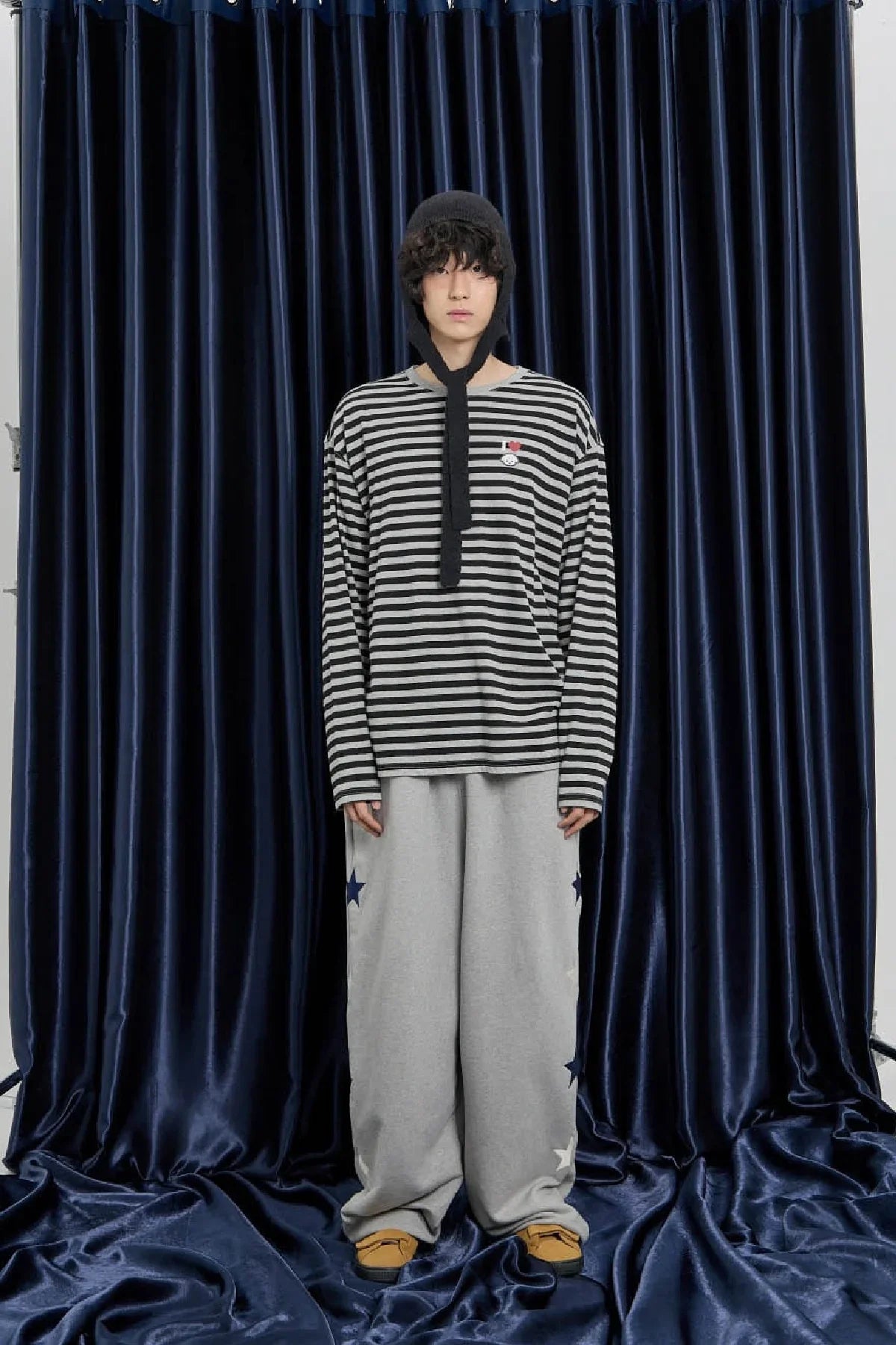Model in Korean fashion wearing grey star sweatpants and striped top, Malkn lifestyle platform