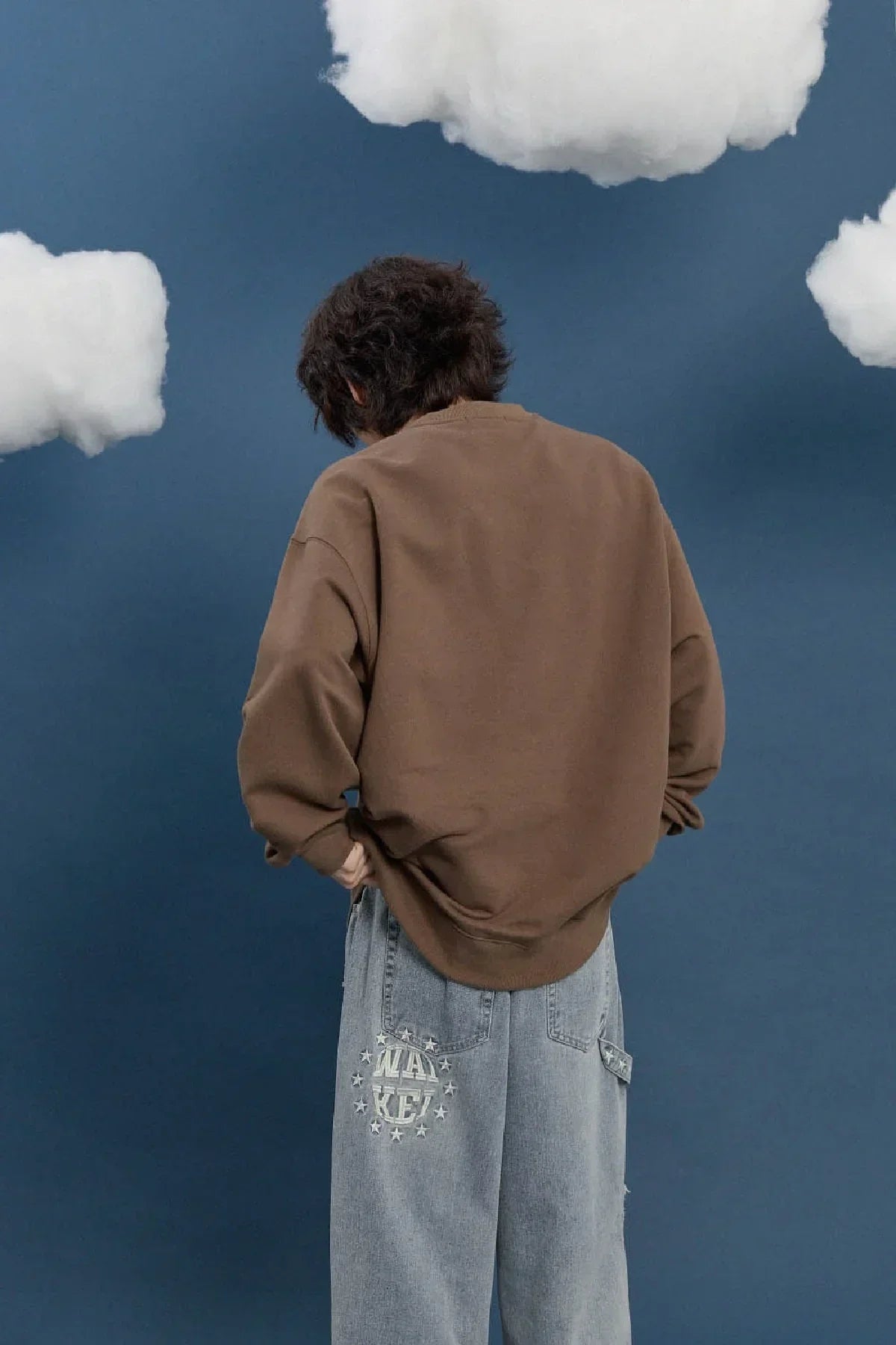 Model wearing brown Korean fashion sweatshirt and light blue jeans, Malkn lifestyle platform